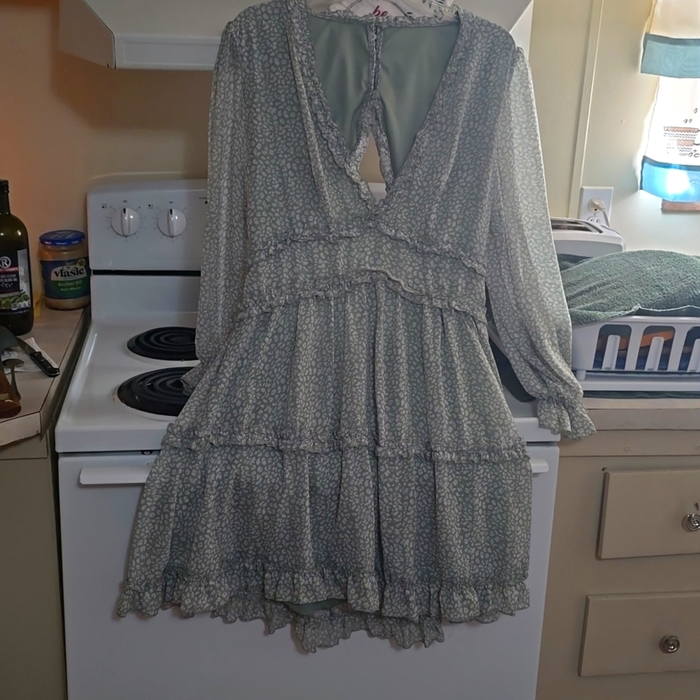 Dress open back very beautiful light green